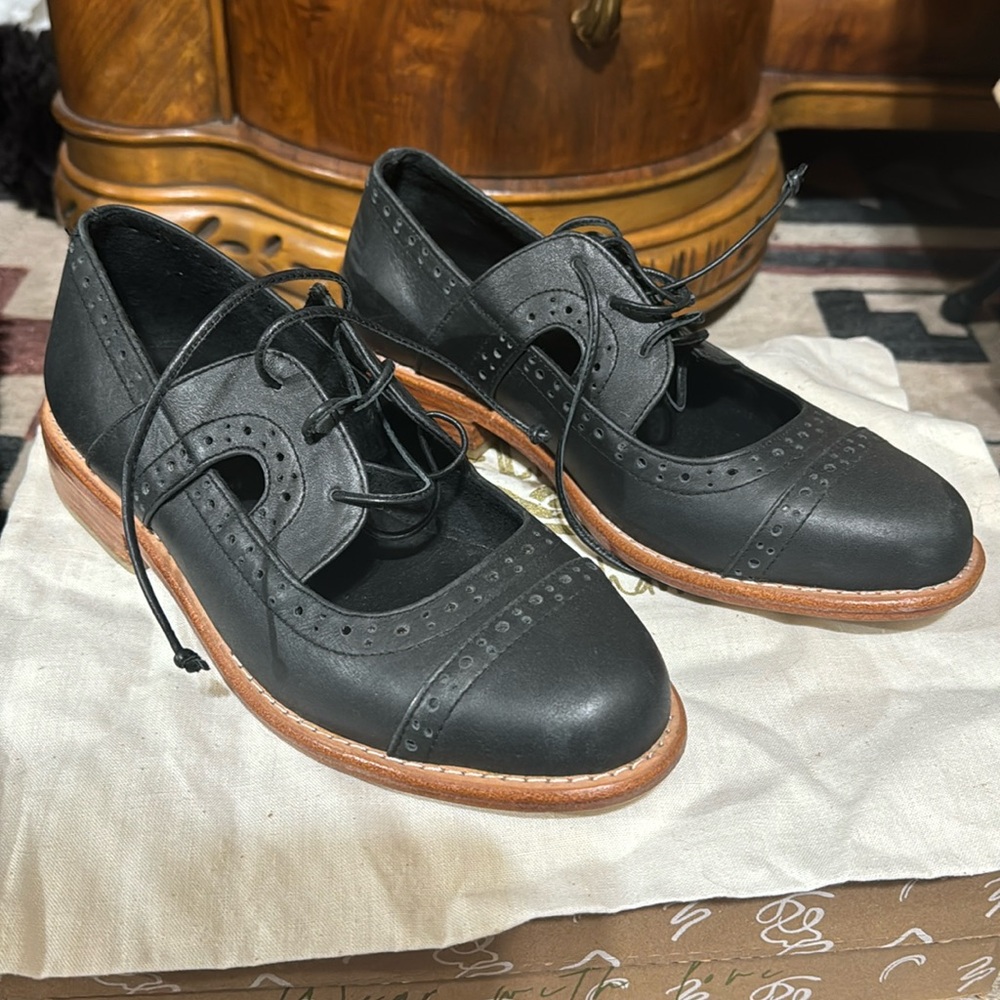 Elf lace up black Oxford shoes, size 8.5